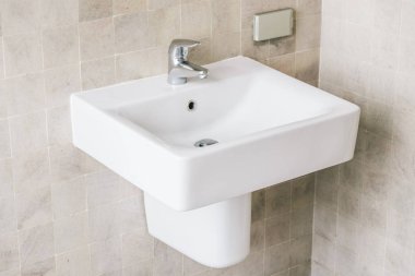 Beyaz lavabo ve musluk banyo iç dekorasyonda