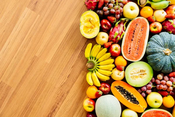 Frutas Variadas Mixtas Sobre Fondo Madera Con Espacio Para Copiar — Foto de Stock