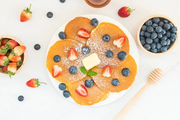 Υγιεινό Πρωινό Σετ Τηγανίτες Βακκινίων Και Φράουλα Φρούτα Φόντο Πέτρινο — Φωτογραφία Αρχείου