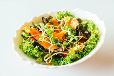 Taze sebze salatası - sağlıklı gıda tarzı ile somon füme