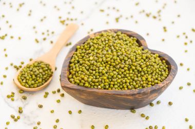Yeşil mung fasulye ahşap kase - sağlıklı ve nutririon gıda kavramı stili