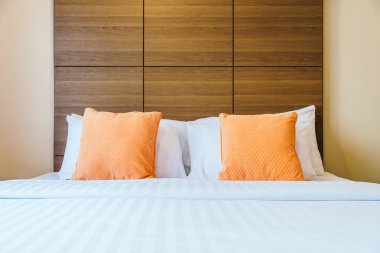 Yatak Dekorasyon iç otel odasının konforlu yastık