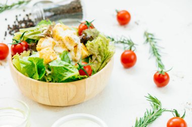 Temiz ve sağlıklı gıda tarzı ahşap kase Sezar salatası ile