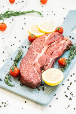 Kesme tahtası sebze ve yemek pişirmek için madde ile ham sığır eti