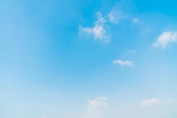 Vackra Vita Moln Blå Himmel Bakgrund — Stockfoto