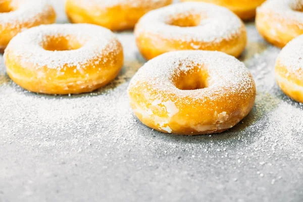 Sobremesa Doce Com Muitos Donuts Cima Com Cobertura Açúcar Estilo — Fotografia de Stock