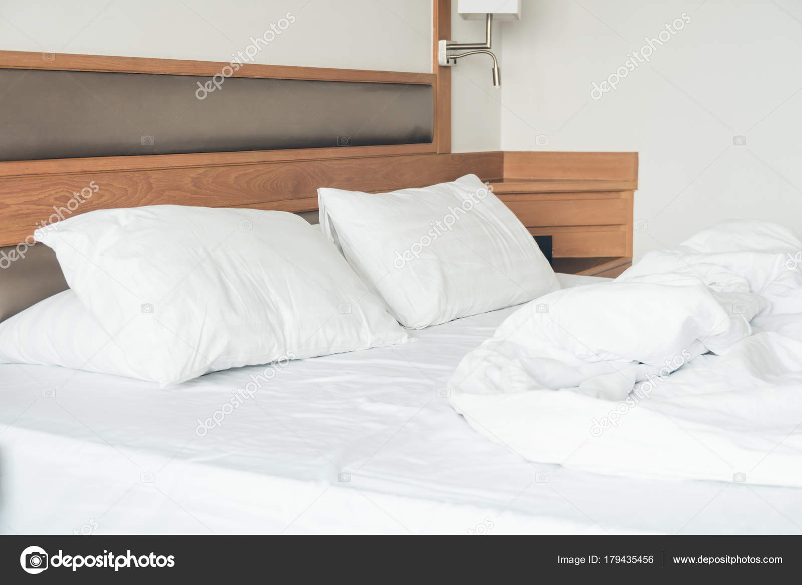 Weiße Kissen Mit Zerwühlten Bett Dekoration Schlafzimmer Innenraum ... Weiße Kissen Mit Zerwühlten Bett Dekoration Schlafzimmer Innenraum ...