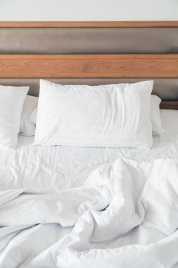 Buruşuk yatak yatak odası iç dekorasyonda beyaz yastık