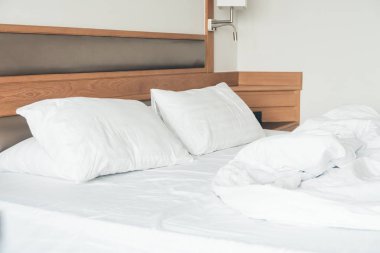 Buruşuk yatak yatak odası iç dekorasyonda beyaz yastık