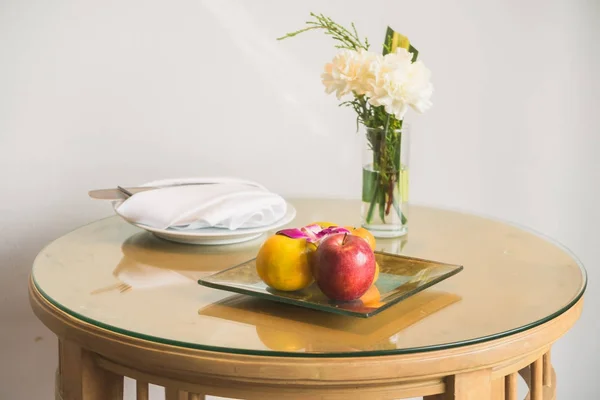 Fruit Bienvenue Dans Chambre Hôtel Avec Fleur Blanche Dans Vase — Photo