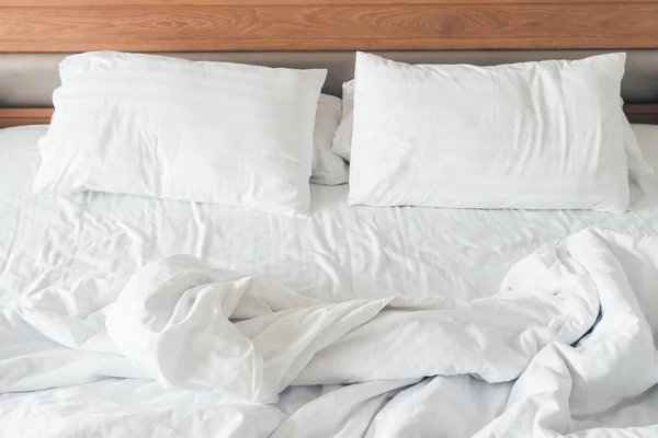 Almohada Blanca Con Decoración Cama Arrugada Interior Del Dormitorio —  Fotos de Stock