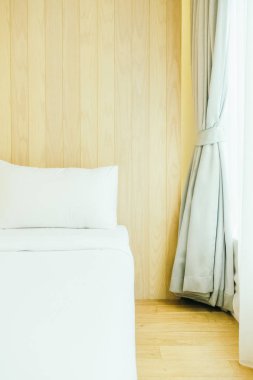 Yatak odasının iç tarafında beyaz yastık var.