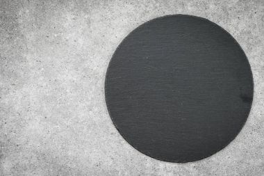 Siyah taş zemin üzerine kayrak