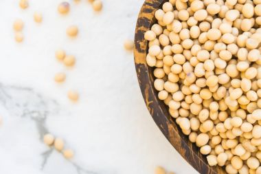 Sarı soya fasulye ahşap kase - sağlıklı ve beslenme gıda kavramı