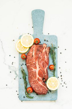 Kesme tahtası sebze ve yemek pişirmek için madde ile ham sığır eti