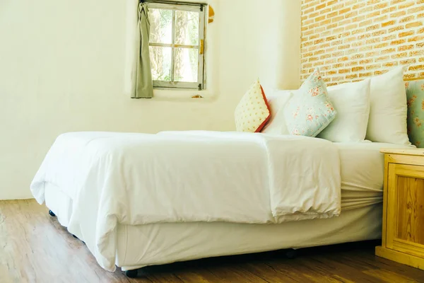 Luxe bed met kussen in koninklijke slaapkamer interieur — Stockfoto ... Luxe bed met kussen in koninklijke slaapkamer interieur — Stockfoto ...