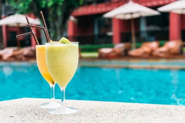 Iced Frugt Smoothies Med Pool Baggrund - Stock-foto