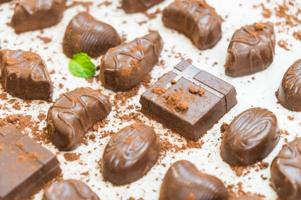 Postre Dulce Con Trozos Chocolate Negro Cacao Polvo Sobre Fondo —  Fotos de Stock