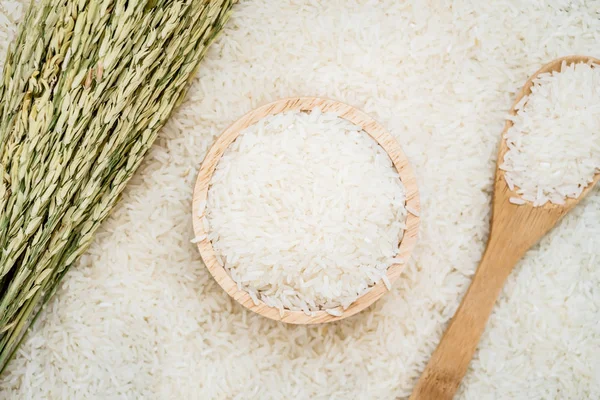 Mentah Melati Nasi Dalam Mangkuk Kayu Dan Sendok Dengan Biji — Stok Foto