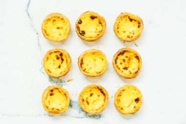 Tatlı, tart yumurtası ve kremalı.