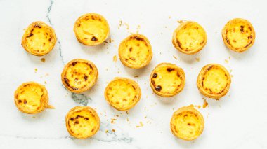 Tatlı, tart yumurtası ve kremalı.