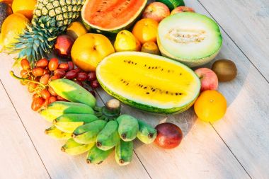 Elma muz portakal ve diğer ahşap arka plan - sağlıklı gıda tarzı ile karışık meyve