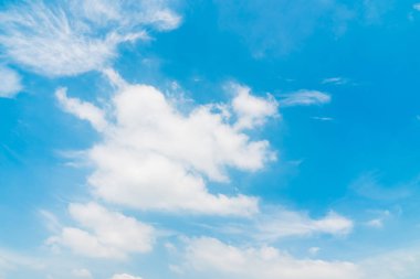 güzel beyaz bulut mavi gökyüzü arka plan üzerinde