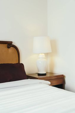 Yatak Dekorasyon iç otel odasının konforlu yastık