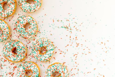 Beyaz çikolatalı krema ve çikolata şeker üst - sağlıksız yiyecek tarzı ile çörek