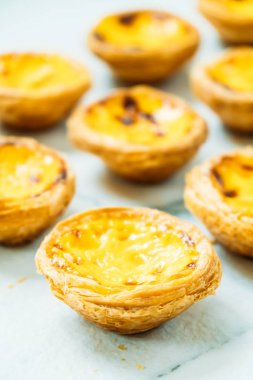 Tatlı, tart yumurtası ve kremalı.