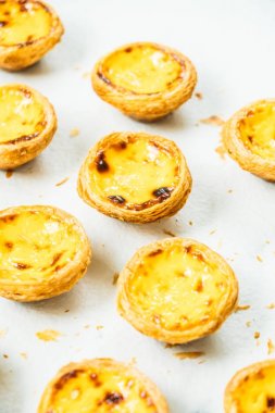 Tatlı, tart yumurtası ve kremalı.