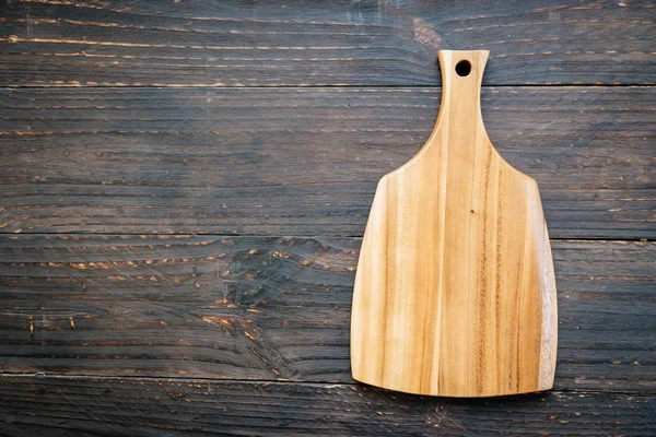 Tabla Cortar Madera Sobre Fondo Madera Con Espacio Copia —  Fotos de Stock