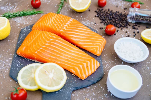 Filete Carne Salmón Crudo Fresco Pizarra Piedra Negra Con Limón —  Fotos de Stock