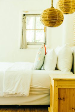 Yatak odasının iç tarafındaki yatak dekorasyonunda rahat yastık.