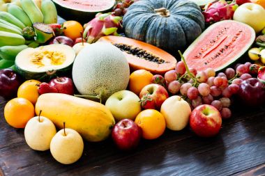 Kopya alanı - sağlıklı gıda kavramı ile ahşap arka plan üzerinde çeşitli ve karışık meyve