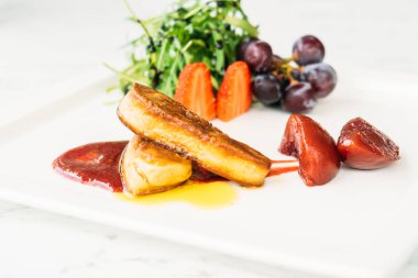 Sebze ve meyve beyaz plaka ile kaz ciğeri