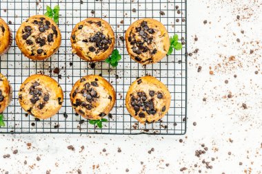 Şekerli tatlı çikolatalı taş beyaz arka plan üzerinde ile