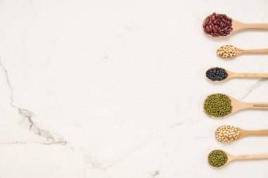 Böbrek mung siyah ve soya fasulyesi - sağlıklı ve beslenme gıda kavramı tarzı ile karışık fasulye