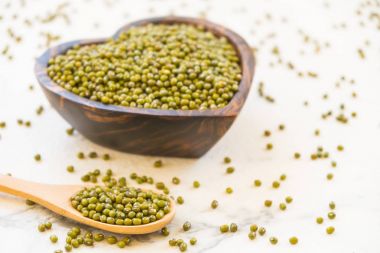 Yeşil mung fasulye ahşap kase - sağlıklı ve nutririon gıda kavramı stili