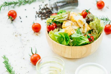 Temiz ve sağlıklı gıda tarzı ahşap kase Sezar salatası ile