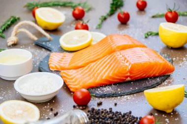 Siyah taş ham ve taze somon eti filetosu domates limon ve diğer madde - sağlıklı gıda tarzı ile kayrak