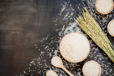 Ham Yasemin pirinç ahşap kase ve kaşık ile tahıl ve tohum