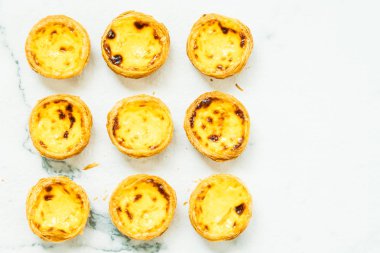 Tatlı, tart yumurtası ve kremalı.