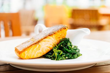 Sebze ve sos beyaz plaka ızgara somon biftek