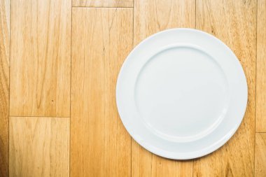 Boş beyaz plaka üzerinde ahşap arka plan - filtre efekti