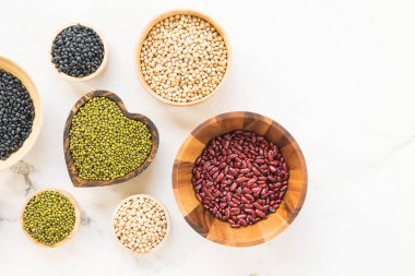 Böbrek mung siyah ve soya fasulyesi - sağlıklı ve beslenme gıda kavramı tarzı ile karışık fasulye