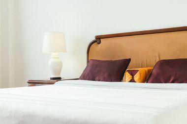 Yatak Dekorasyon iç otel odasının konforlu yastık