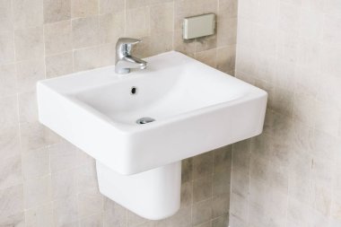 Beyaz lavabo ve musluk banyo iç dekorasyonda