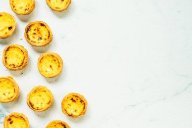 Tatlı, tart yumurtası ve kremalı.