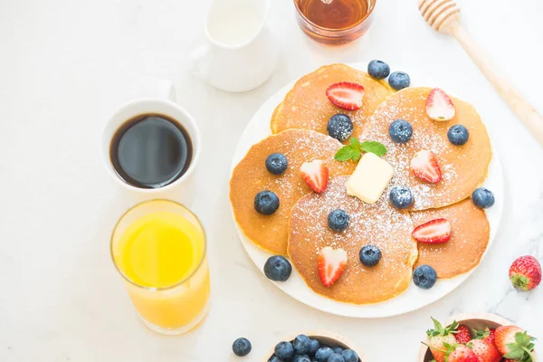 Set Petit Déjeuner Sain Avec Crêpes Aux Myrtilles Fraises Café — Photo